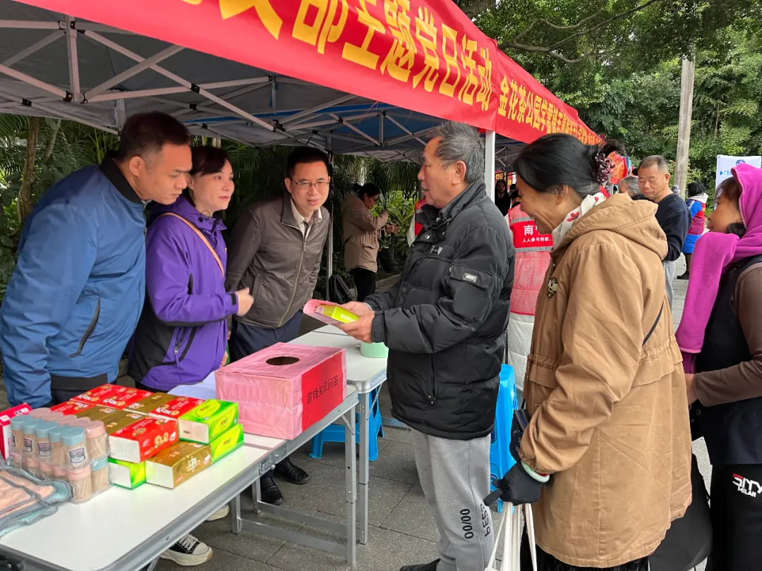 新時(shí)代文明實(shí)踐 | “紅燈籠”賡續(xù)雷鋒志 “志愿紅”映亮春日光
